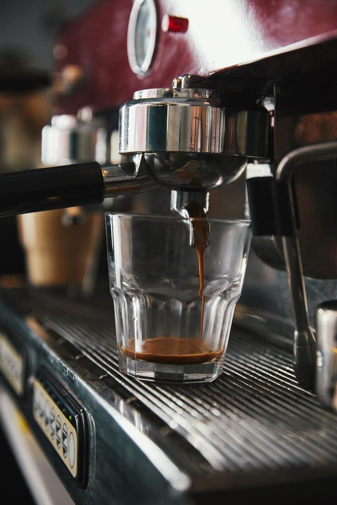 Profesyonel kahve makinesi ve cam fincan espresso kahvesi ile - Fotoğraf, Görsel