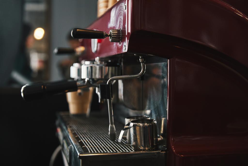 Крупный план профессиональной кофемашины в кофейне
 - Фото, изображение