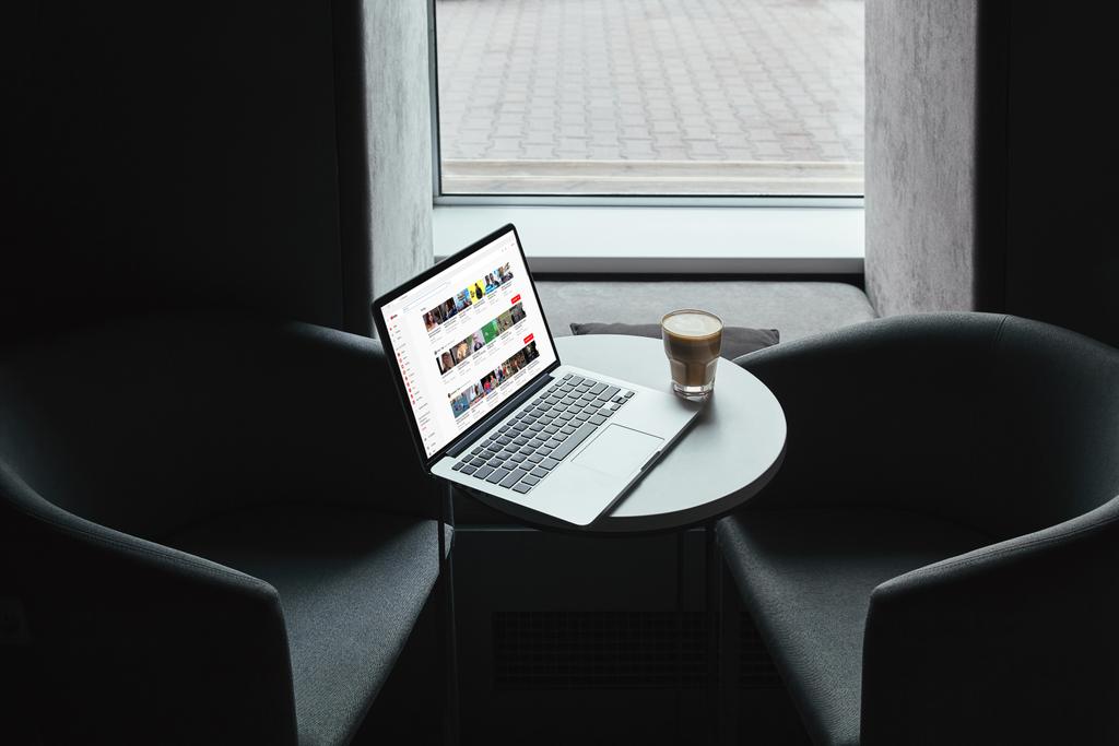 laptop-val Ifjúság website és csésze kávé asztal, kávézó    - Fotó, kép