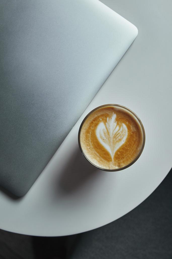 felülnézet laptop és csésze kávé asztal - Fotó, kép