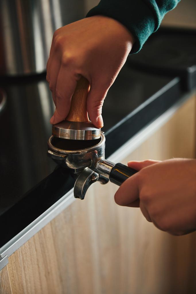 close-up vista parcial de barista preparando café expresso na cafeteira
    - Foto, Imagem