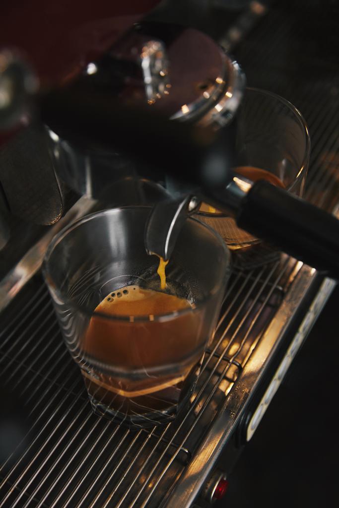 zbliżenie: kawa espresso przygotowanie maszyny w dwóch filiżanek  - Zdjęcie, obraz