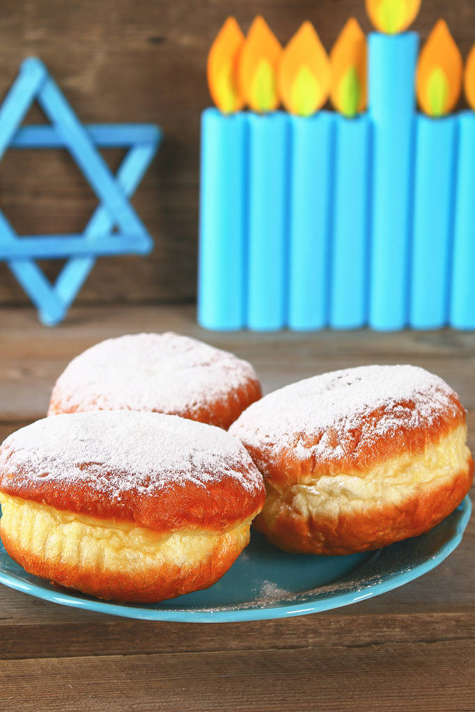 Joodse vakantie Hanukkah en haar kenmerken, menora, donuts, ster van David - Foto, afbeelding