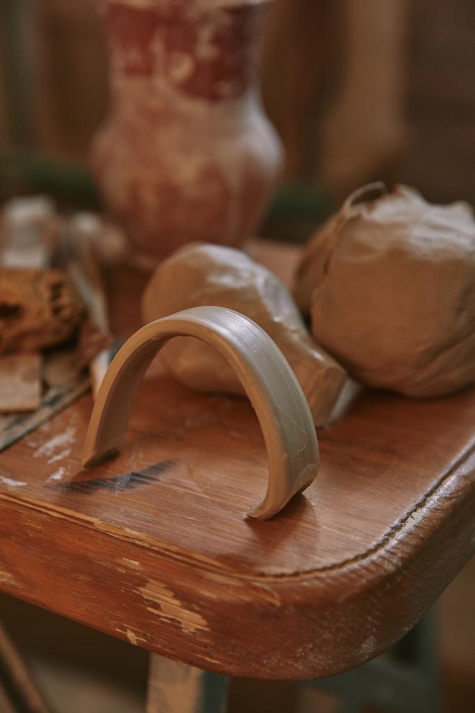 Selektywny fokus z gliny na drewnianym stole w studio ceramiki - Zdjęcie, obraz