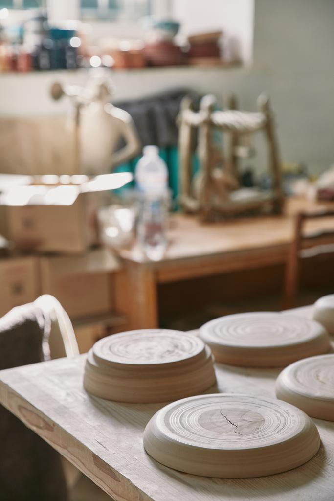 foyer sélectif des plaques à la table en atelier de poterie
 - Photo, image