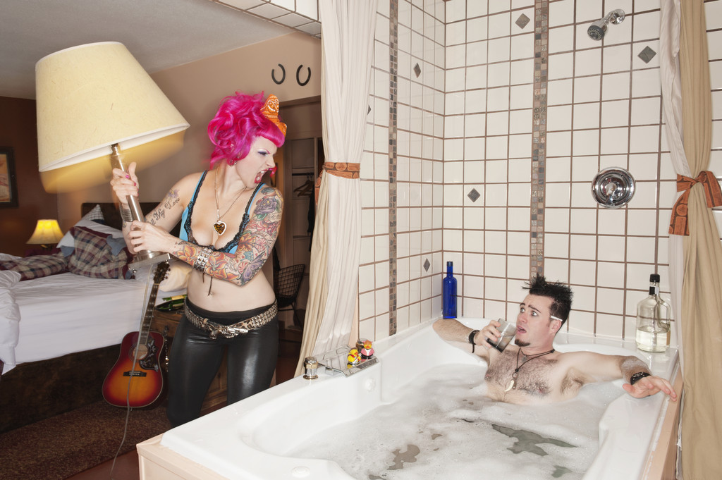 žena růžové vlasy, házení lampu na člověka ve vaně - Fotografie, Obrázek