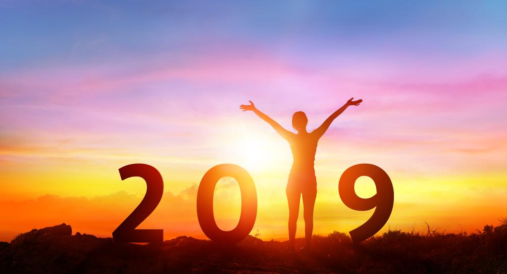 frohes neues Jahr 2019 - glückliches Mädchen mit Zahlen bei Sonnenaufgang - Foto, Bild