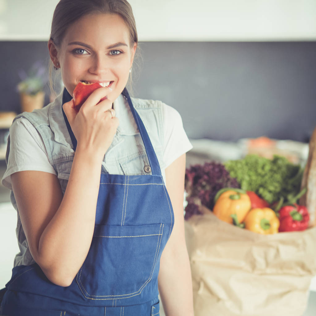 Ritratto di giovane donna con le braccia incrociate sullo sfondo della cucina - Foto, immagini