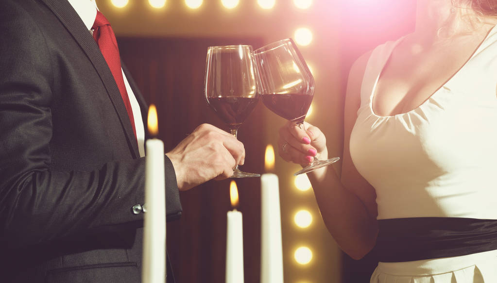 brinde de copos de clink casal com vinho tinto
 - Foto, Imagem