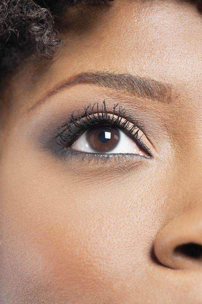 Image recadrée de femme afro-américaine avec maquillage des yeux
 - Photo, image