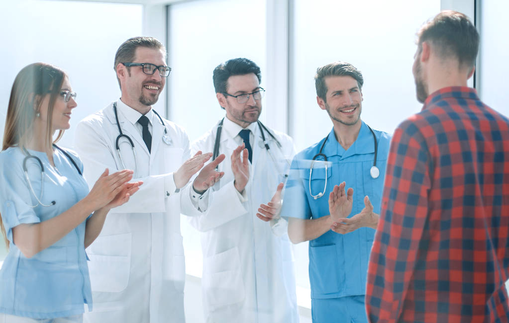 grupo de médicos felicitando al paciente por su recuperación
 - Foto, Imagen