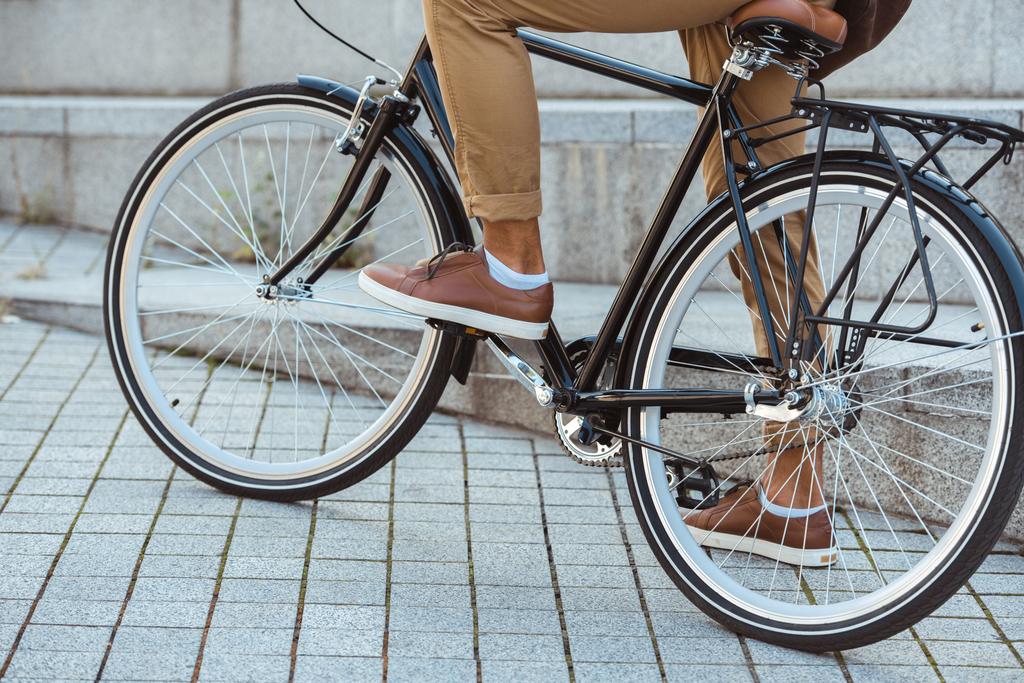 rajattu kuva mies ratsastus polkupyörällä kadulla
 - Valokuva, kuva