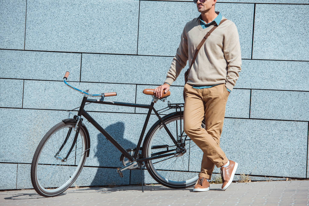 περικοπεί shot κομψό μέσης ηλικίας άτομο που στέκεται με ποδήλατο στον δρόμο  - Φωτογραφία, εικόνα