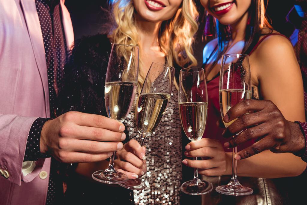 vista cortada de amigos glamourosos clinking com copos de champanhe
 - Foto, Imagem