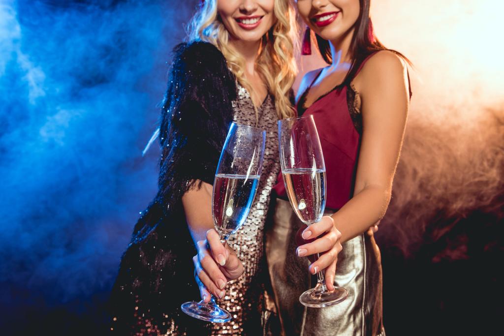 新年のパーティーのシャンパン グラスとチリンとサンタ帽子で女の子のビューをトリミング  - 写真・画像