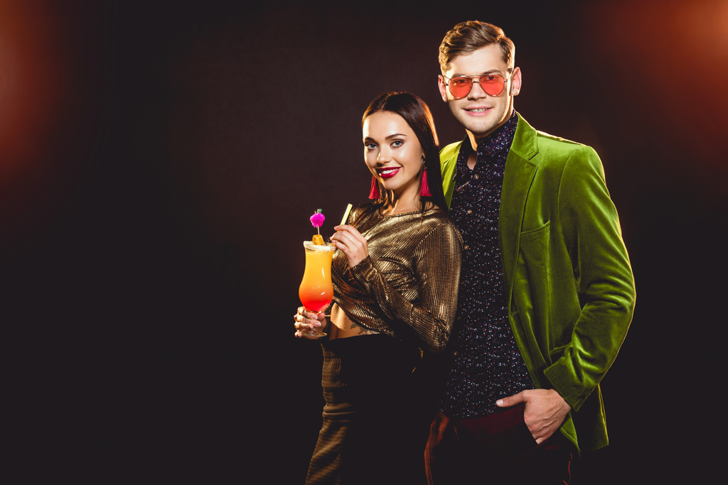 привлекательная улыбающаяся гламурная пара с коктейлем на вечеринке
 - Фото, изображение