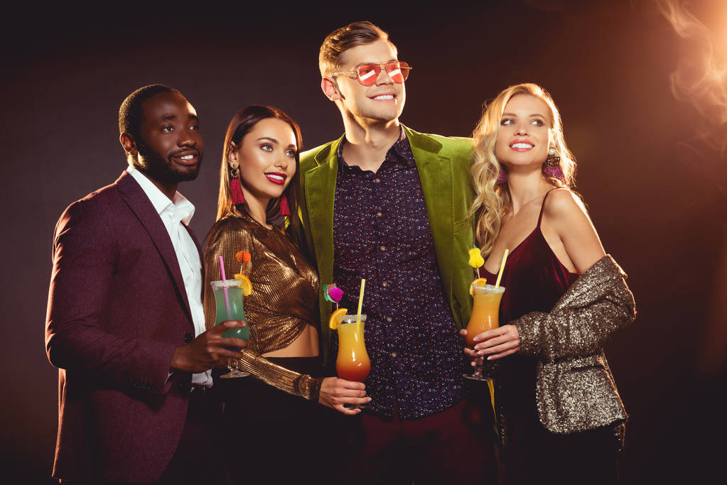 multi-etnisch vrienden gelukkig luxe glazen met alcohol cocktails houden  - Foto, afbeelding