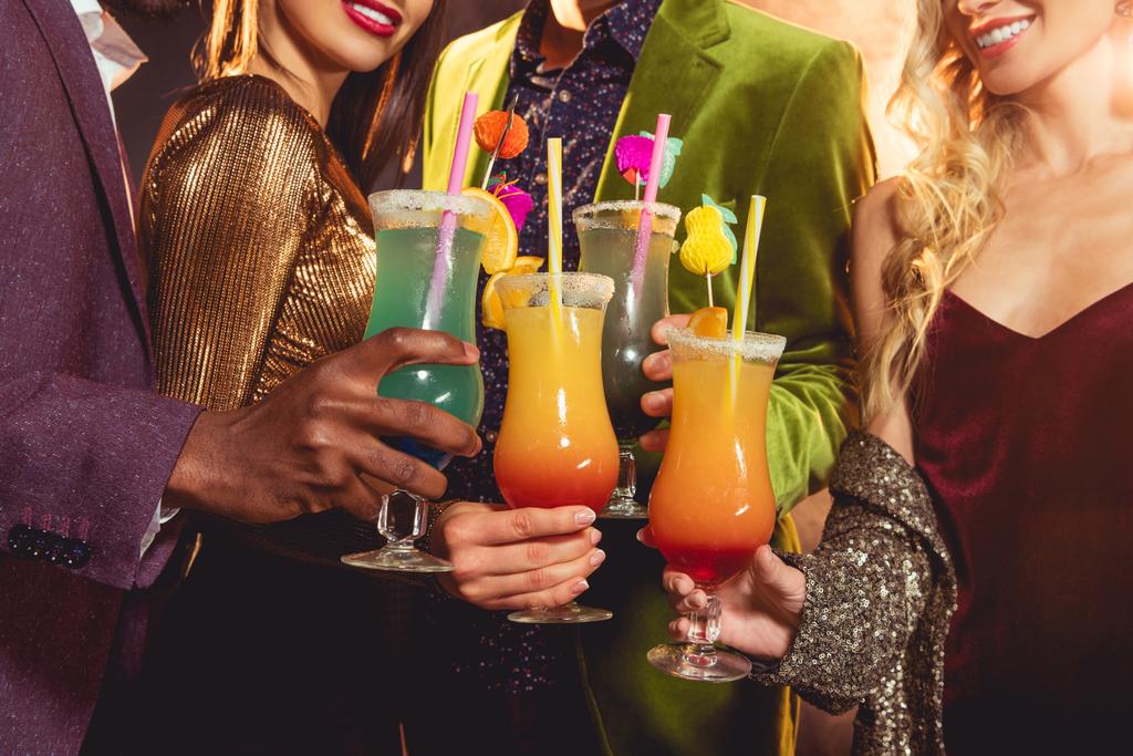 abgeschnittene Ansicht von Freunden mit Alkoholcocktails auf Party - Foto, Bild