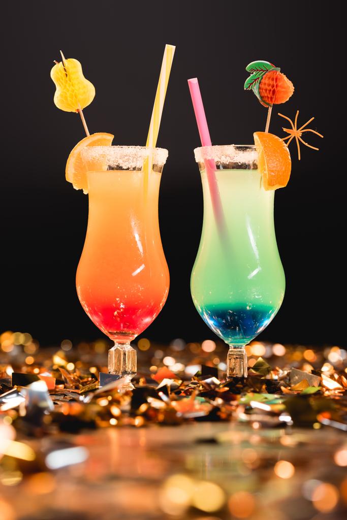окуляри з різнокольоровими коктейлями з соломинками на золотій конфетті для святкування
 - Фото, зображення