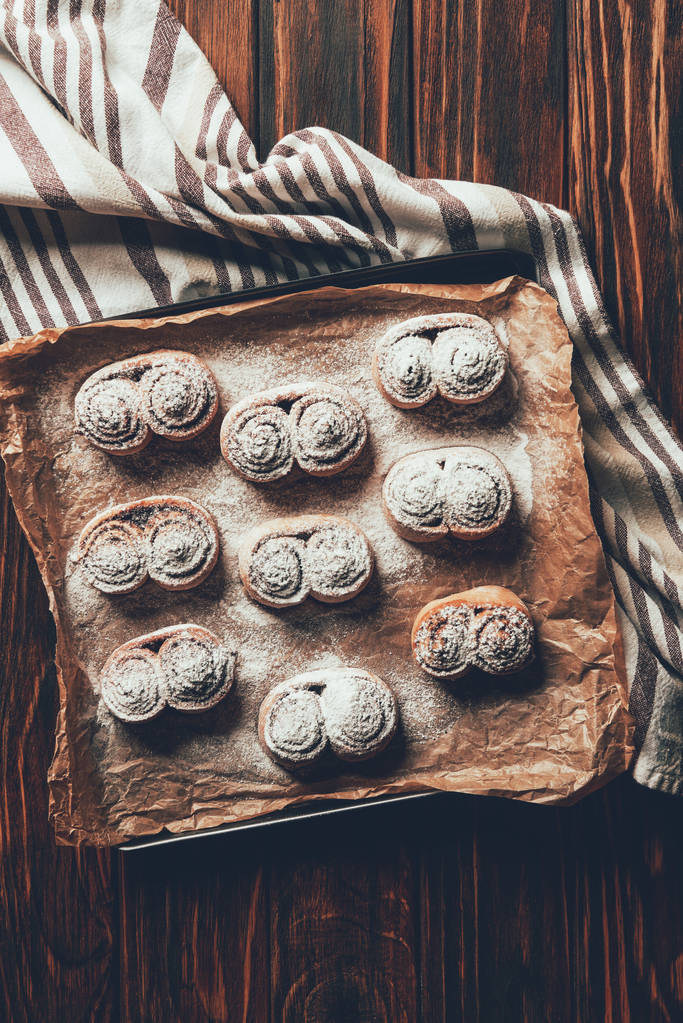 vista superior de biscoitos caseiros saborosos assados com açúcar em pó na bandeja na padaria
 - Foto, Imagem