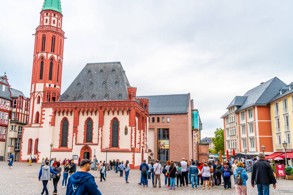 Франкфурт, Німеччина - 2 вересня 2018: Люди на Roemerberg площі у Франкфурті, Німеччина. Франкфурт-на-є п'ятим за величиною місто в Німеччині. - Фото, зображення