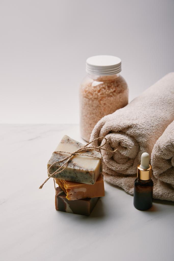 Close-up shot van handgemaakte zeep met massage supplies op witte marmeren oppervlak - Foto, afbeelding