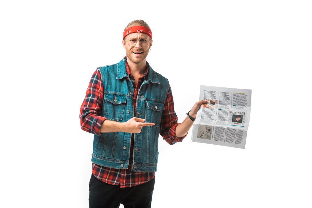 boldog csípő ember mutatva az ujját utazási újság elszigetelt fehér farmer mellény - Fotó, kép