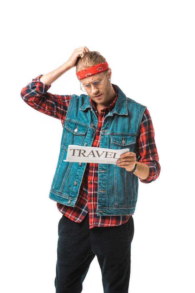 homem hipster elegante em colete jeans ler jornal de viagem isolado em branco
 - Foto, Imagem