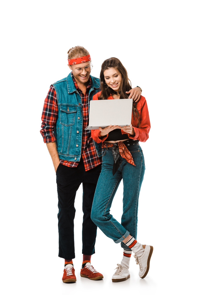 glücklich modische Hipster-Paar mit Laptop isoliert auf weiß - Foto, Bild