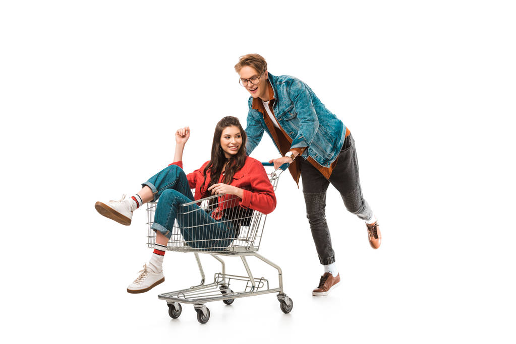 stijlvolle mannelijke hipster winkelwagentje met vriendin geïsoleerd op witte uitvoering - Foto, afbeelding