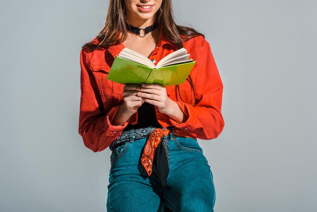Kırpılan kız öğrenci gri izole kitap okuma görünümünü - Fotoğraf, Görsel