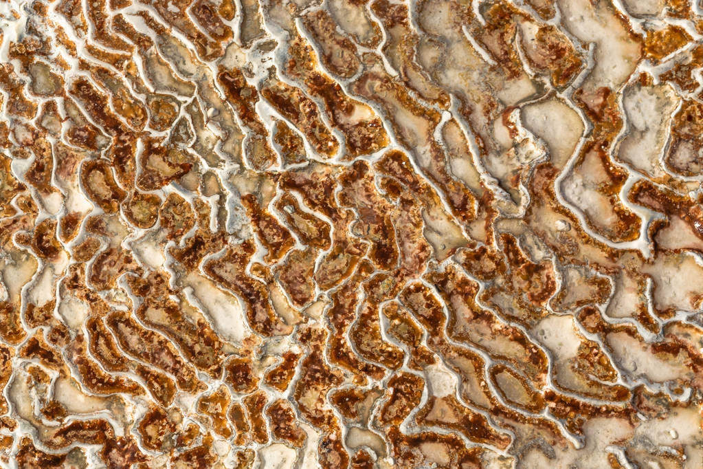 die Oberfläche des Kalksteins in Form von komplizierten Mustern. Die Textur wird durch fließendes Wasser für viele Jahre in türkischem pamukalle hergestellt. ein interessantes Naturphänomen. - Foto, Bild
