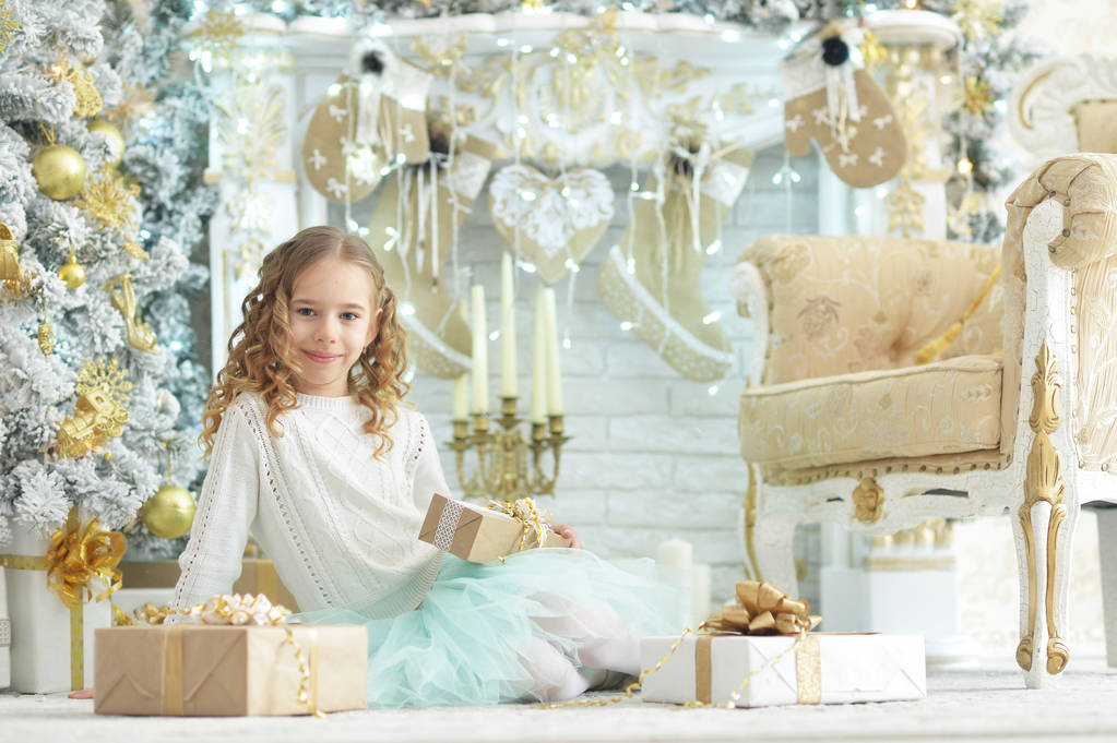 Портрет щаслива дівчина сидить з різдвяні подарунки - Фото, зображення