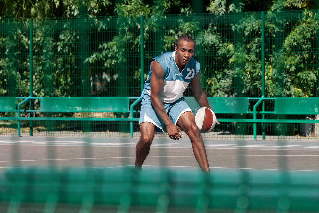 Obrázek mladých zmatený africký basketbalový hráč trénovat - Fotografie, Obrázek