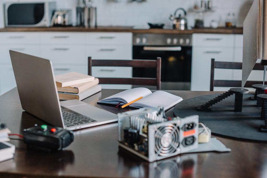 ноутбук и инструменты для проектирования на столе в домашних условиях
 - Фото, изображение