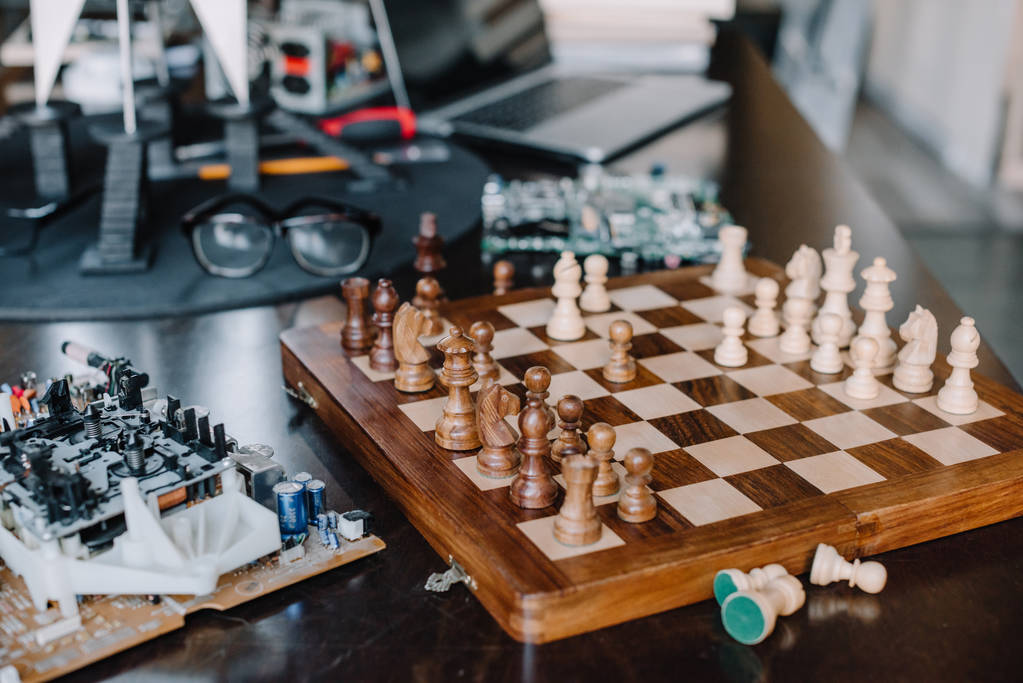チェス盤と回路基板上のリビング ルームのテーブル - 写真・画像