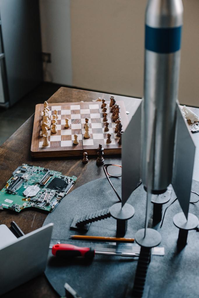 шахова дошка і ракетна модель на столі у вітальні
 - Фото, зображення