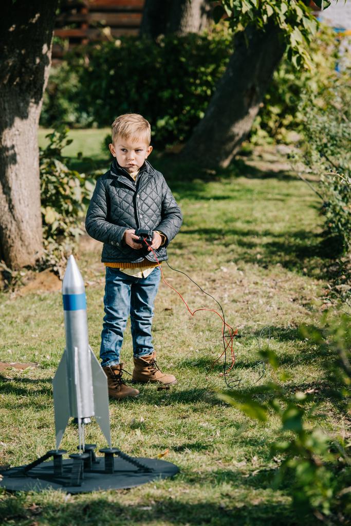 χαριτωμένο μικρό αγόρι δρομολόγηση πρότυπος πύραυλος εξωτερική  - Φωτογραφία, εικόνα