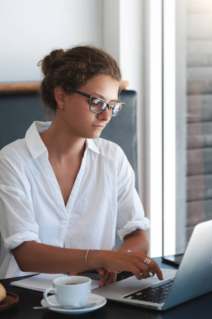 Student mladá žena s laptopem sedí v kavárně a práci s notebookem - Fotografie, Obrázek