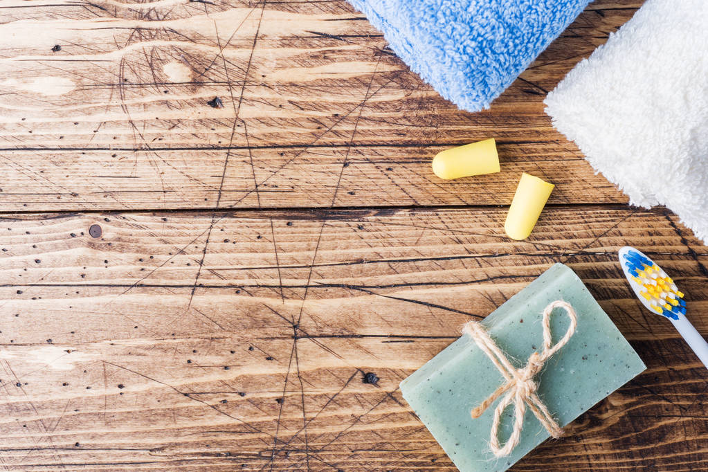Concetto Spa e Wellness su sfondo ligneo. sapone e accessori per il bagno
 - Foto, immagini