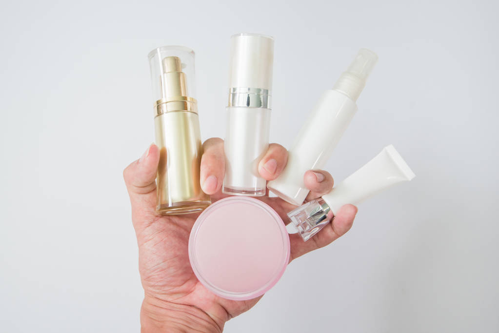 cosmetisch product en vrouw zak geïsoleerd op wit, cosmetische product - Foto, afbeelding