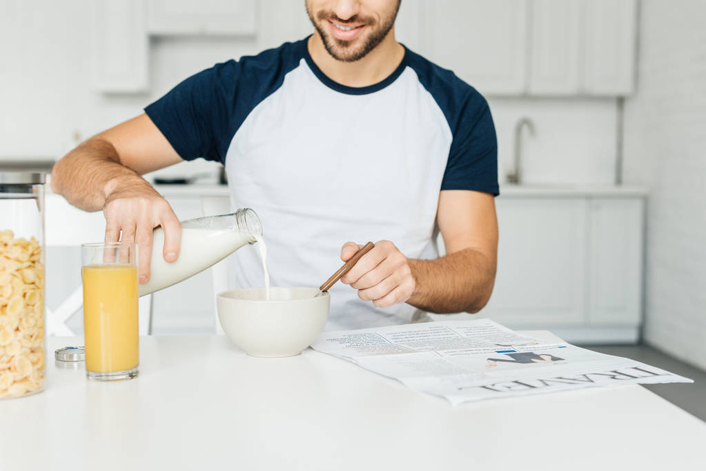 vista parcial del hombre desayunando en la cocina en casa
 - Foto, imagen