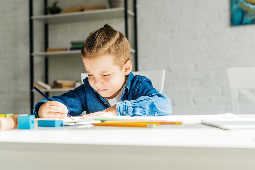 lindo niño pequeño dibujo con lápices de color en casa
 - Foto, Imagen