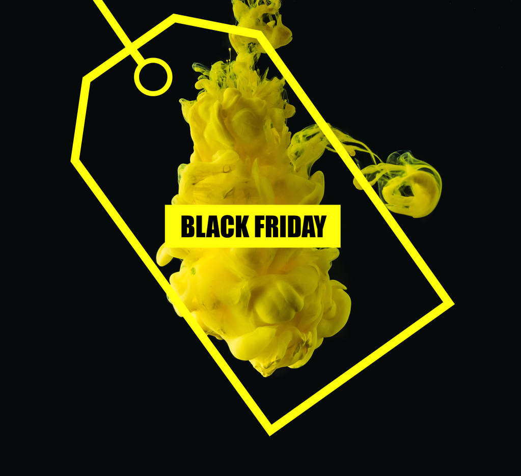 világos sárga folyó festék, fekete háttér, fekete péntek értékesítés címkével - Fotó, kép