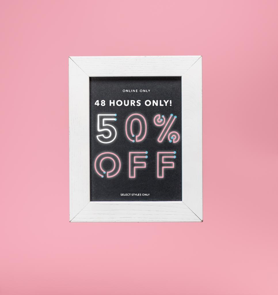 Shopping-Tafel in weißem Rahmen isoliert auf rosa mit 50 Prozent Rabatt - Foto, Bild