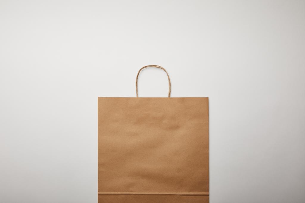 επίπεδη lay με τσάντα εγγράφου τροφίμων παράδοσης σε λευκή επιφάνεια, μινιμαλιστική έννοια  - Φωτογραφία, εικόνα