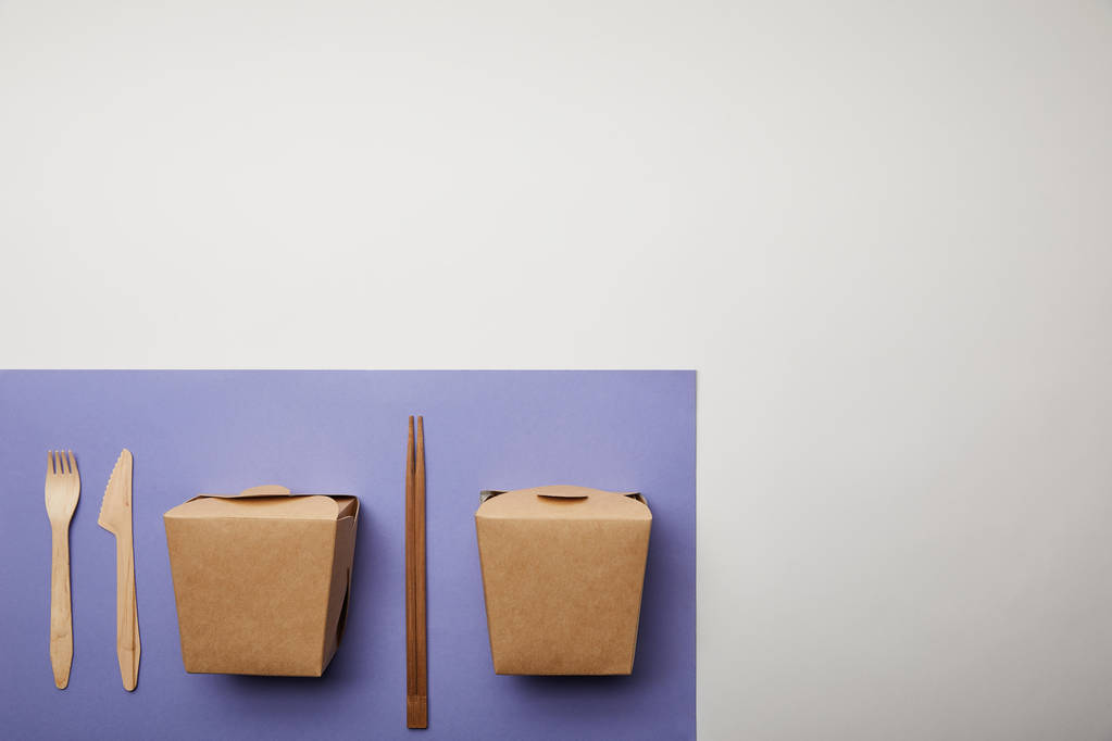 вид зверху локшини коробки, палички і одноразова виделка з ножем на фіолетовому
  - Фото, зображення