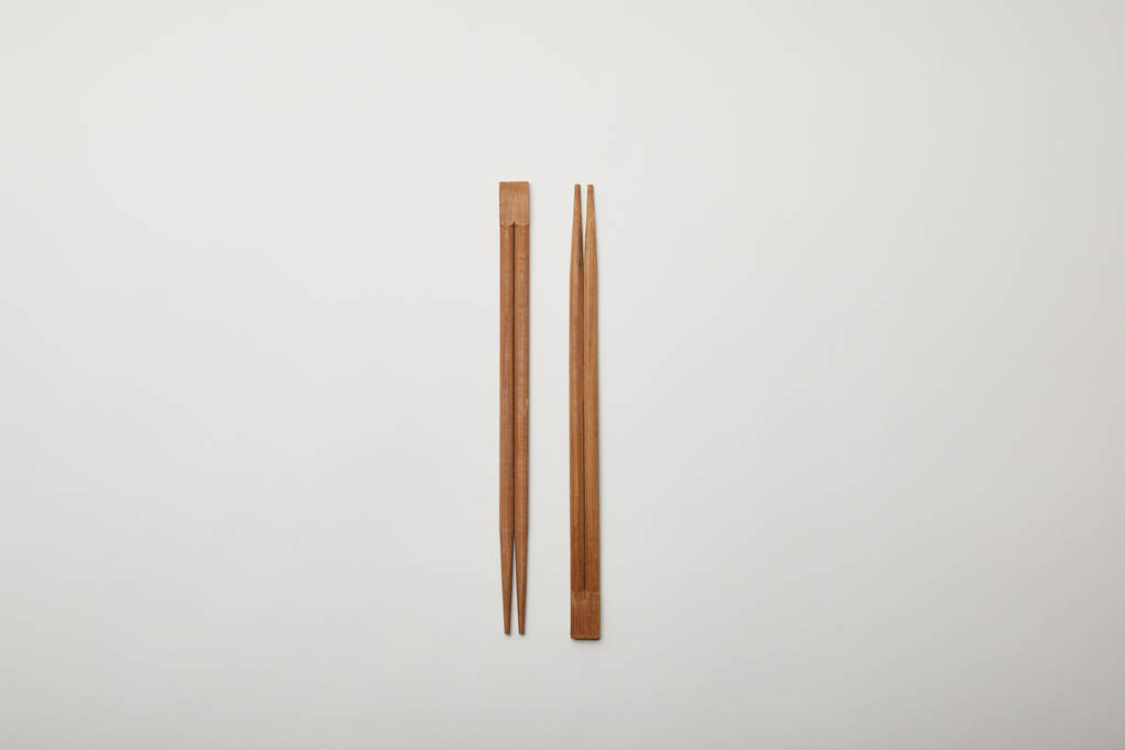 pohled shora uspořádány hůlky na bílém povrchu, minimalistický koncept  - Fotografie, Obrázek