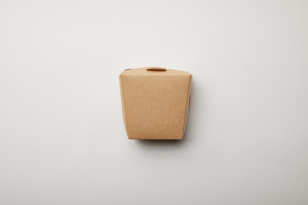 Flay mit Nudelbox auf weißer Oberfläche, minimalistisches Konzept - Foto, Bild