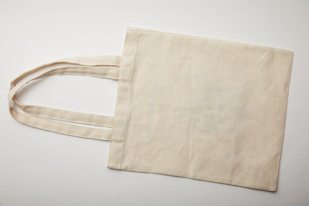 a fehér felület, minimalista koncepció pamut táska-felülnézet  - Fotó, kép
